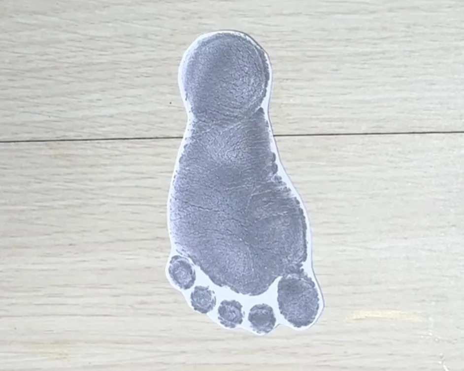 足形に沿って画用紙をハサミでカットした画像