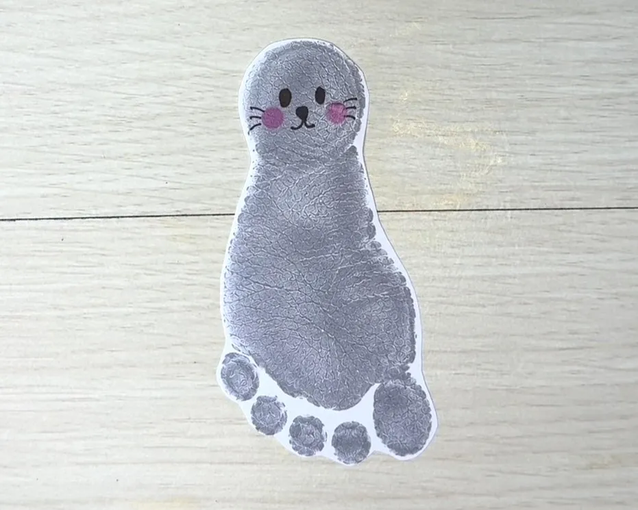 かかと部分にウサギの顔を書いている画像