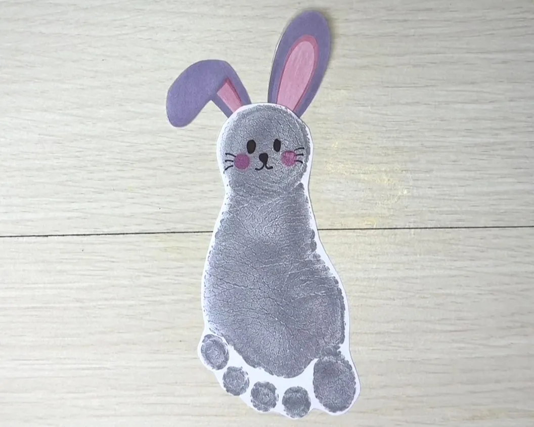 かかとの外側にウサギの耳のパーツをつけている画像