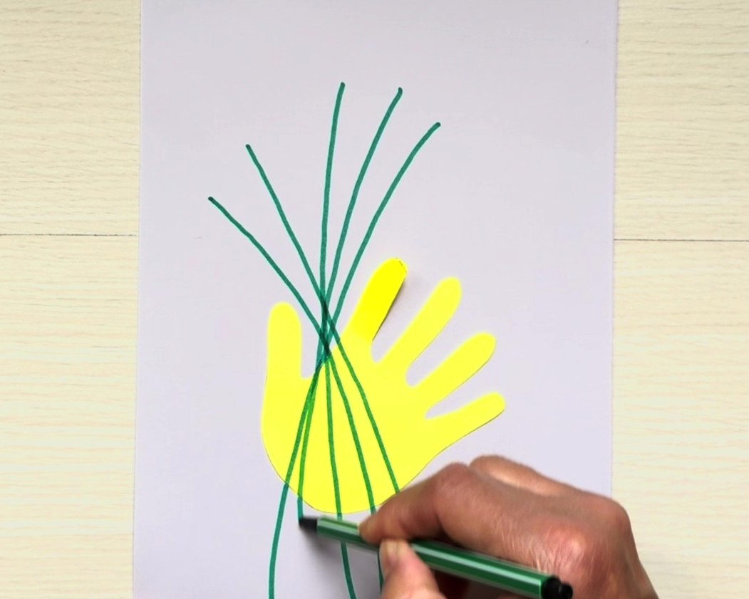 先ほどの台紙にサインペンで花の茎を描いている様子