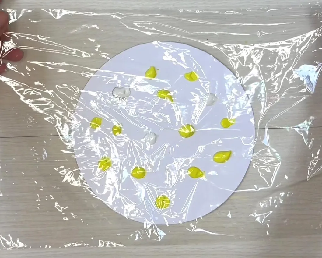 絵の具の上からラップをかぶせている画像