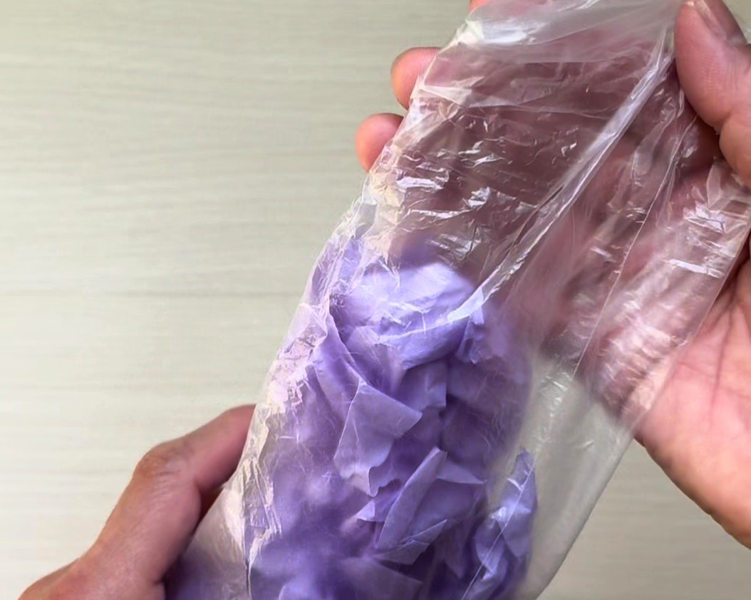 傘袋の中に、丸めた紫色の花紙を8分目くらいまで詰めた画像