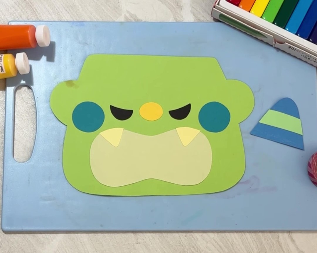 色画用紙で鬼の顔を作っている様子