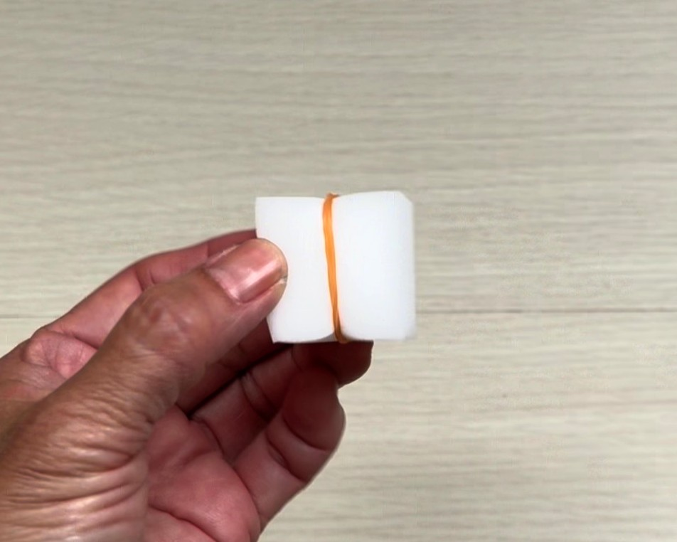 ミニキューブスポンジに輪ゴムをはめた画像