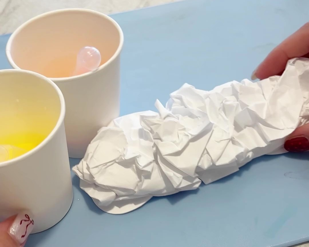 紙コップに絵の具を入れた画像