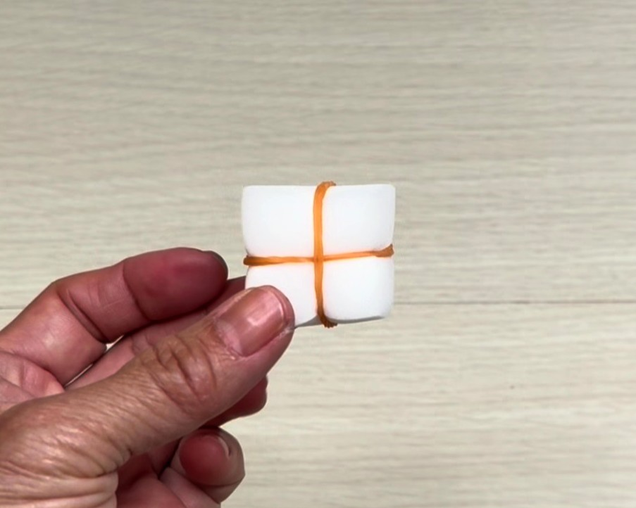 交差するようにスポンジにもう1本の輪ゴムをはめた画像
