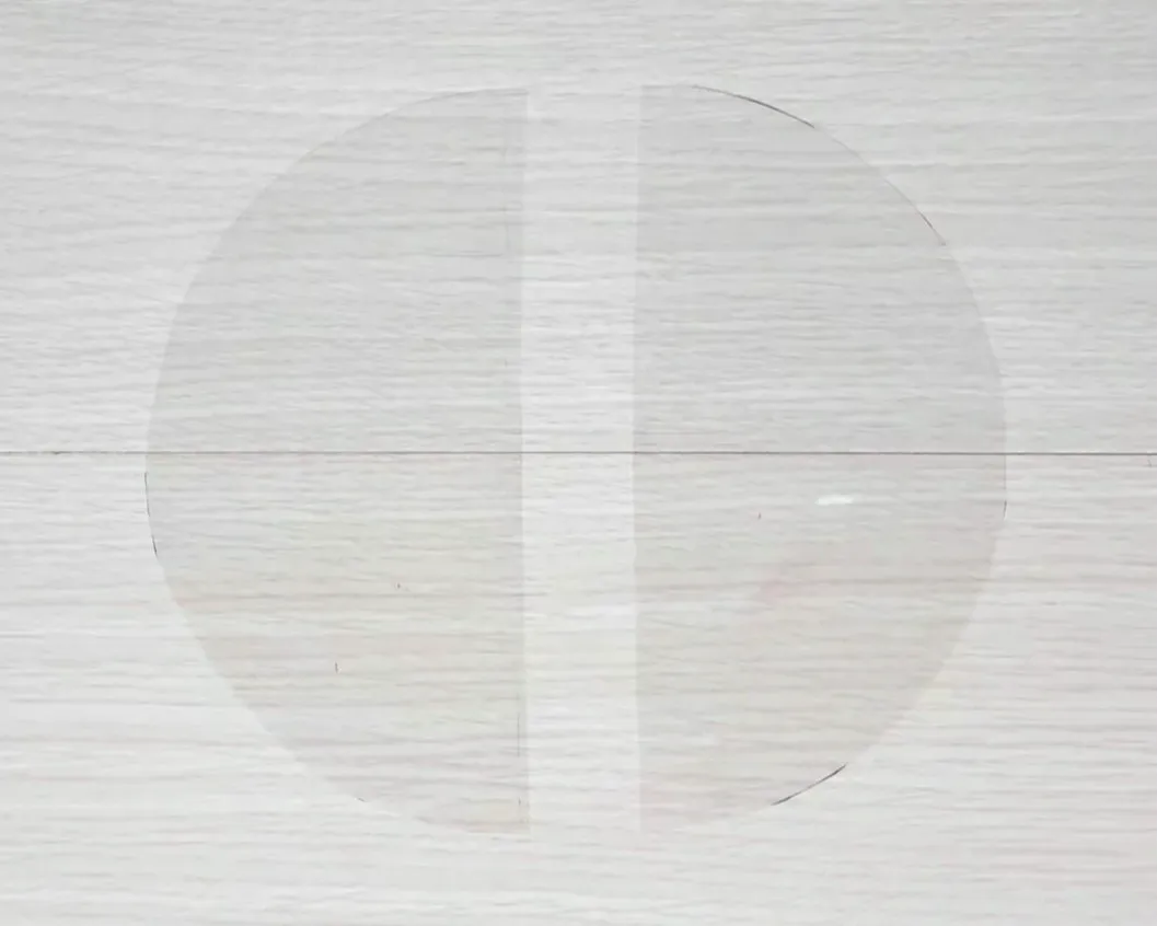 クリアファイルを切り、半円を2つ作っている画像