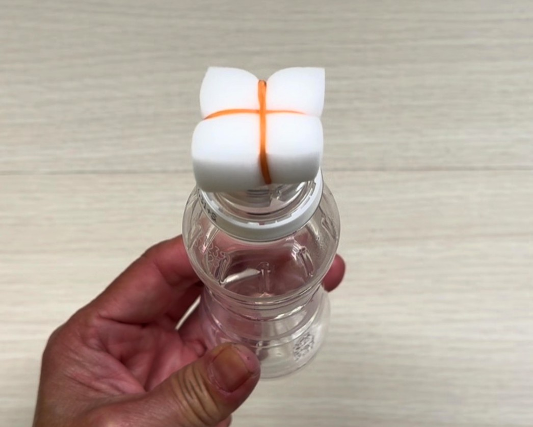 スポンジをペットボトルの口部分にはめ込んだ画像