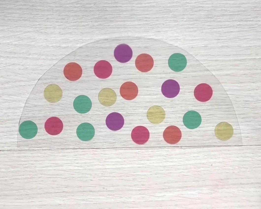 半円の1枚にシールを貼っている画像