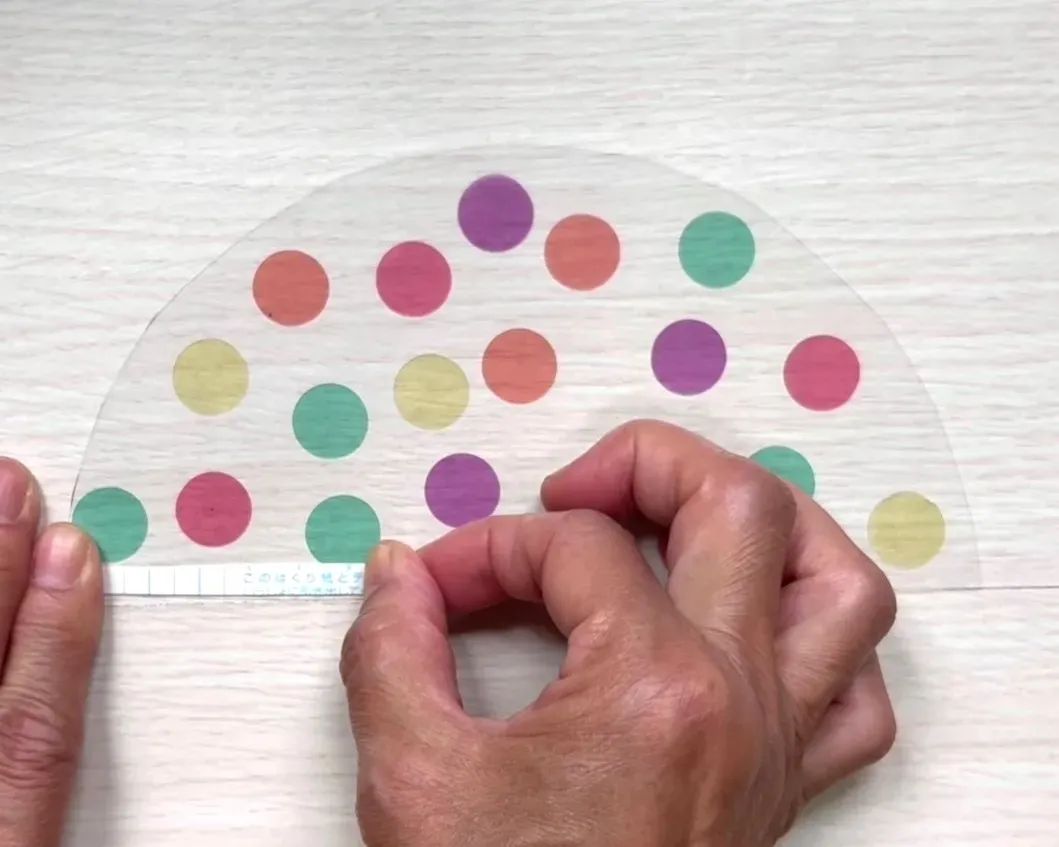 半円の下部に両面テープを貼っている画像