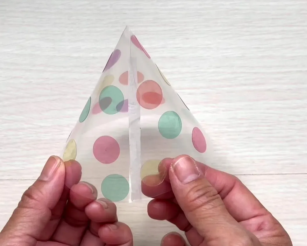 丸めて三角すいを作っている画像