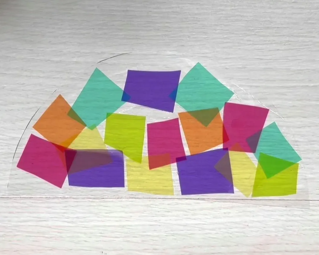 2枚目の半円に透明の折り紙を貼り付けている画像