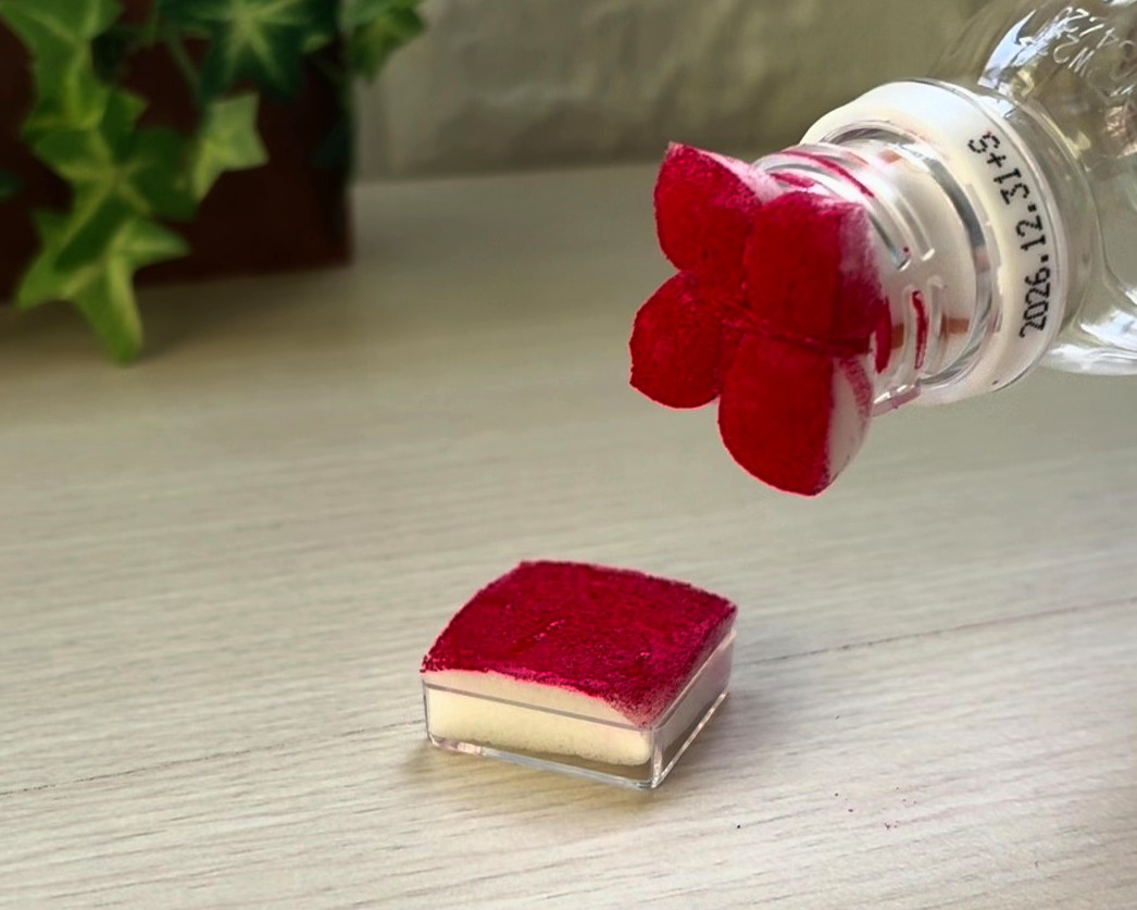 スポンジやフェルト部分に赤い絵の具をつけた画像