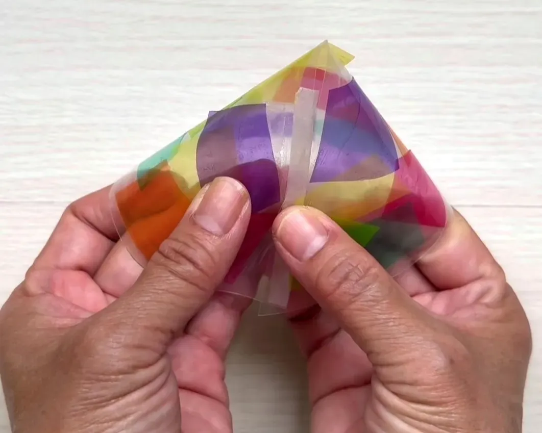 1枚目の半円と同じ様に三角すいを作っている画像