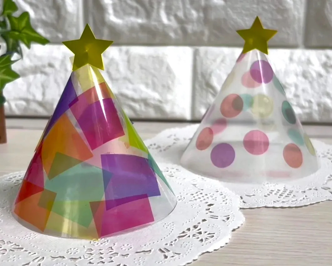 ツリーの先端に星を貼っている画像