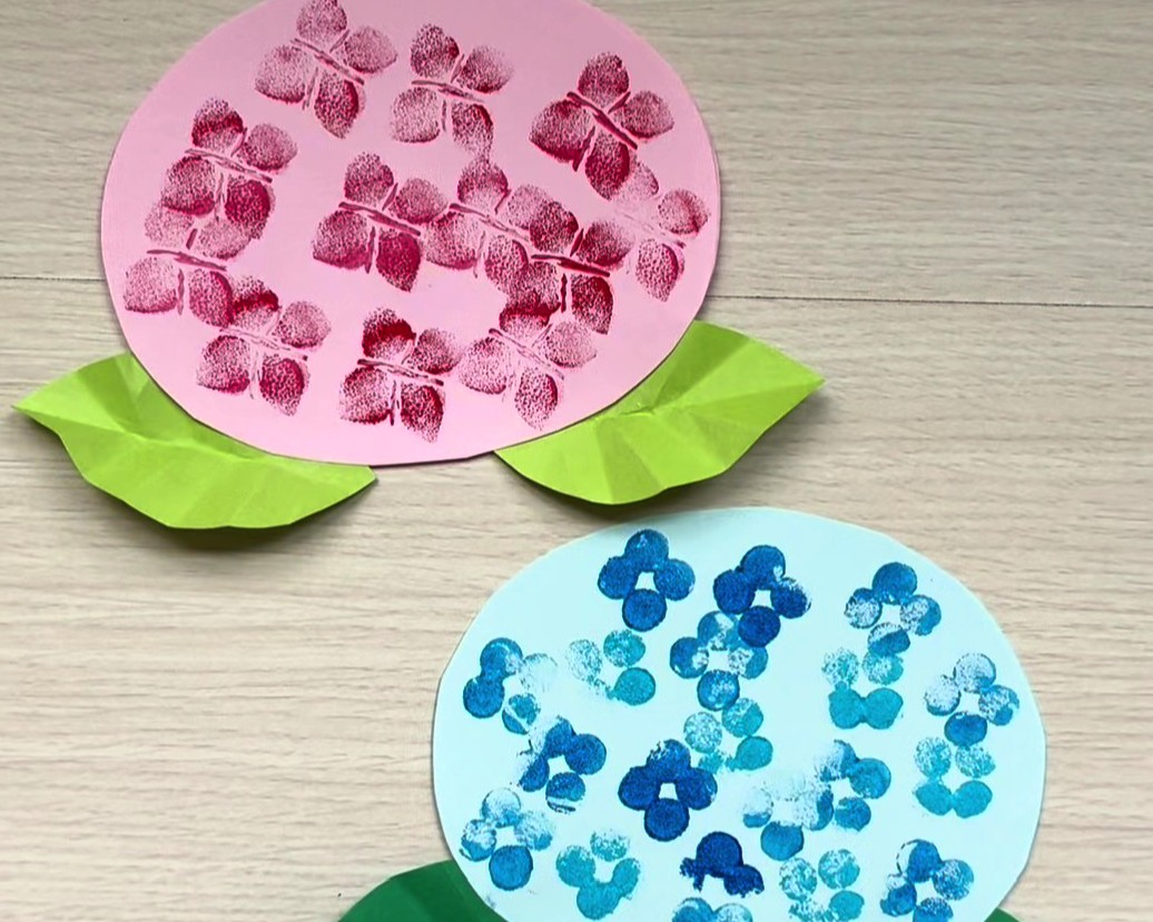 折り紙や画用紙で作った葉っぱを貼り付けた画像