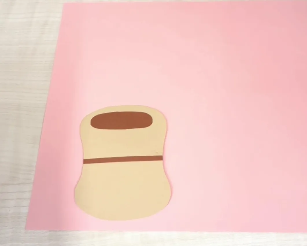 画用紙の左下に臼のパーツを貼り付けるイメージ