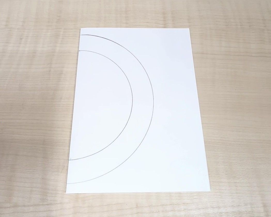 画用紙を半分に折り、2重の半円を描いた画像