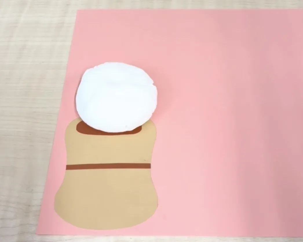 丸めた紙粘土を臼の上に載せるイメージ