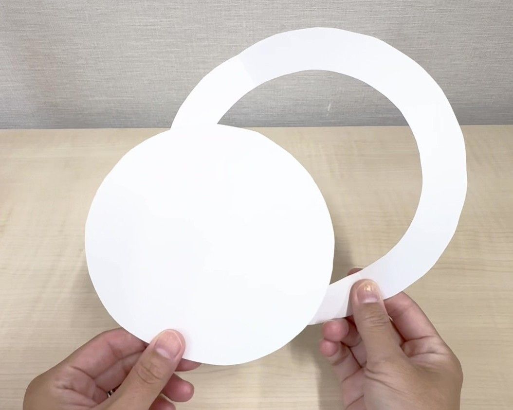 線に沿ってはさみで切った画像