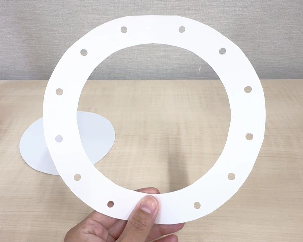 外枠のパーツに穴あけパンチで等間隔に穴を開けた画像