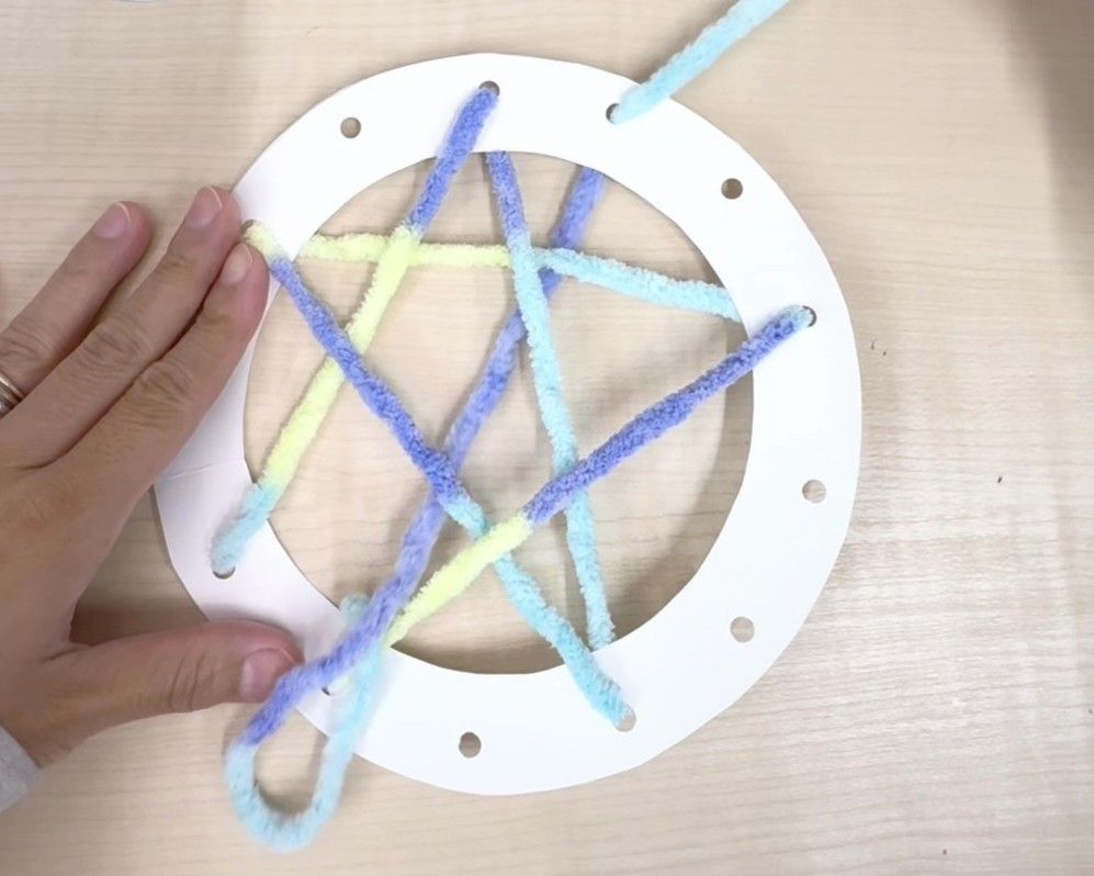 好きな穴に毛糸を通している画像