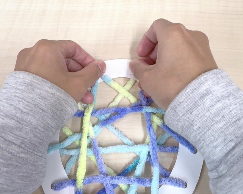 土台を裏返しにして上部に両面テープを貼っている画像