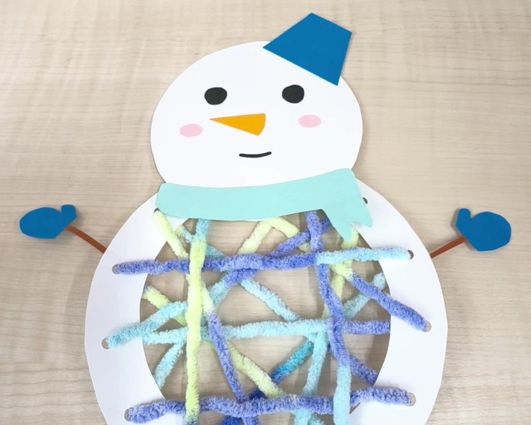 顔や手のパーツを貼った画像