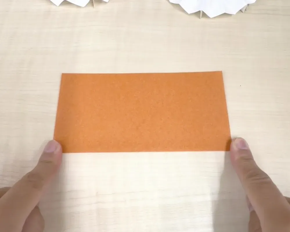 折り紙を半分に折っている画像