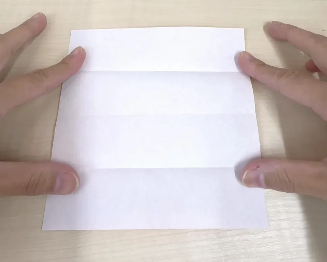 真ん中の線に合わせて上下に折り目を付けている画像