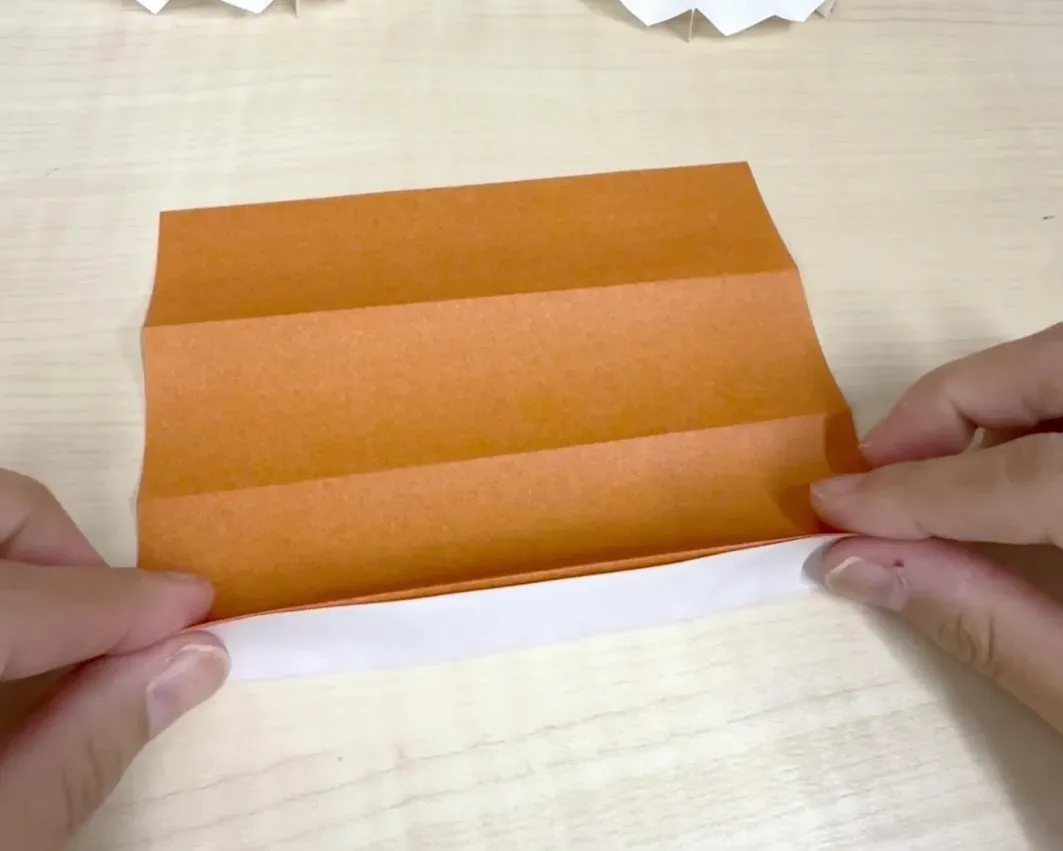 折り紙を裏返しにしてじゃばら折りにしている画像