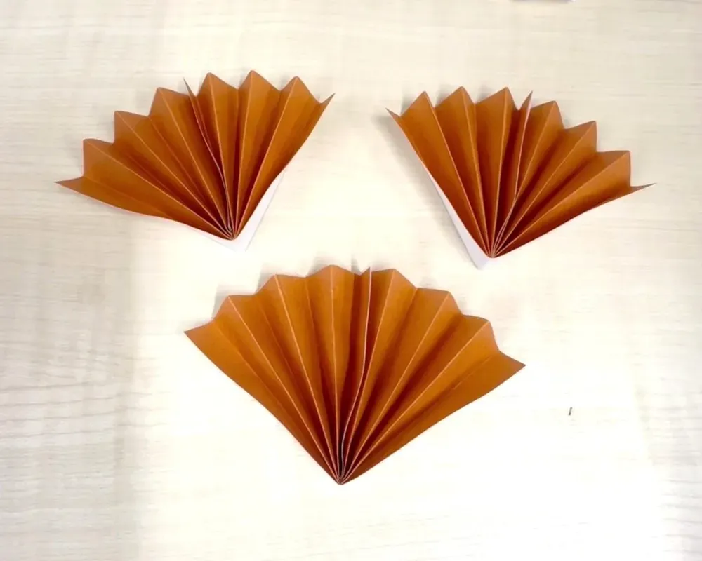 手順4のパーツを3つ作っている画像