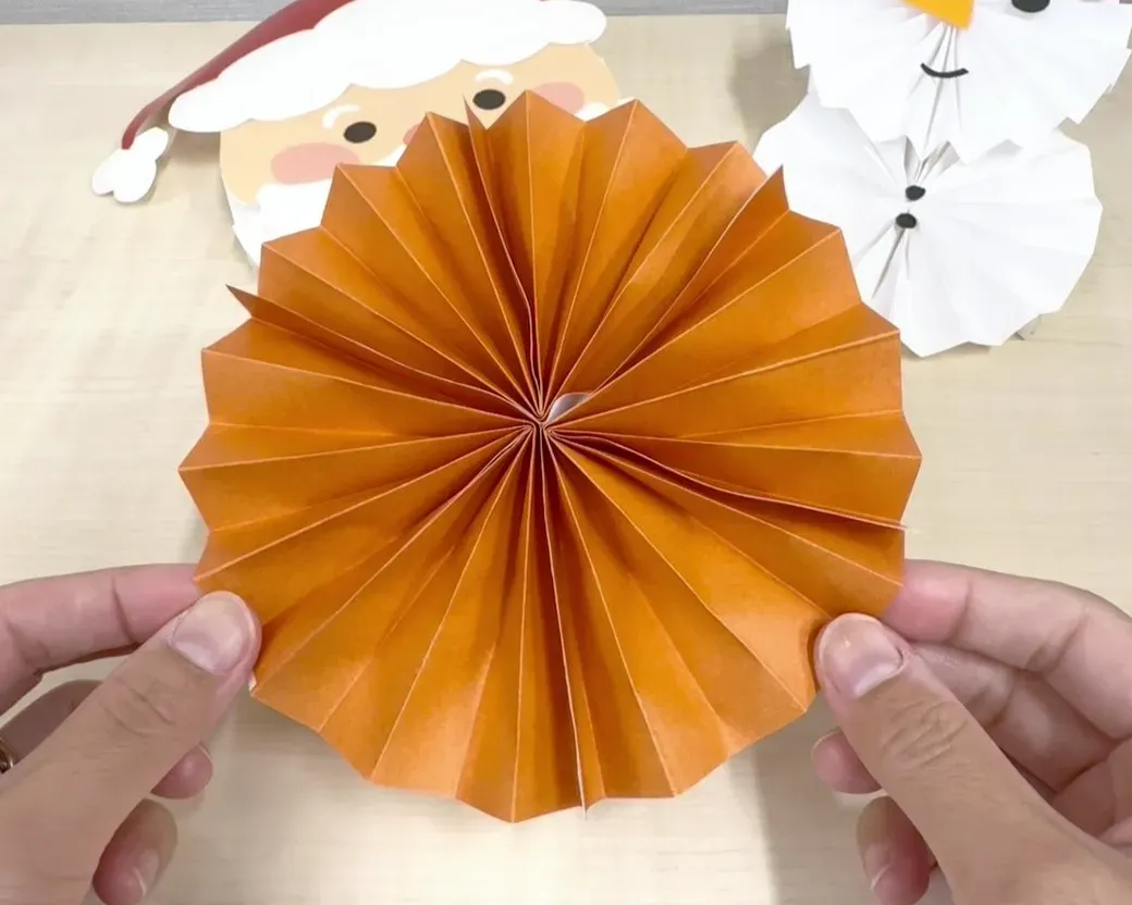 3つのパーツをのりで貼り合わせ、大きな丸にした画像