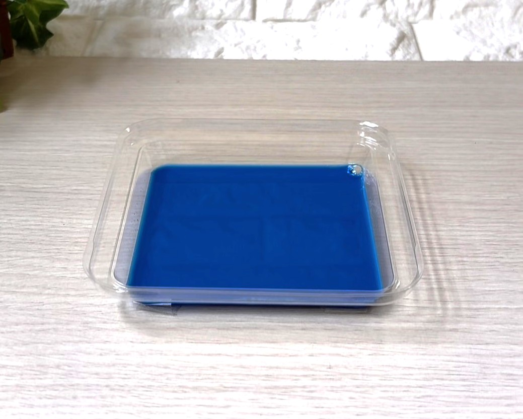 青の絵の具とシャボン玉液を混ぜた液体の画像
