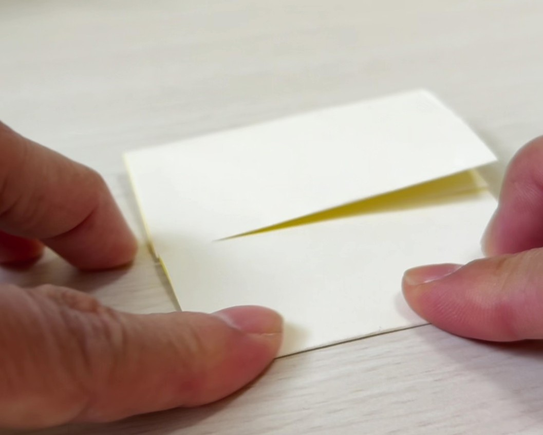折り紙を8等分に折っている様子