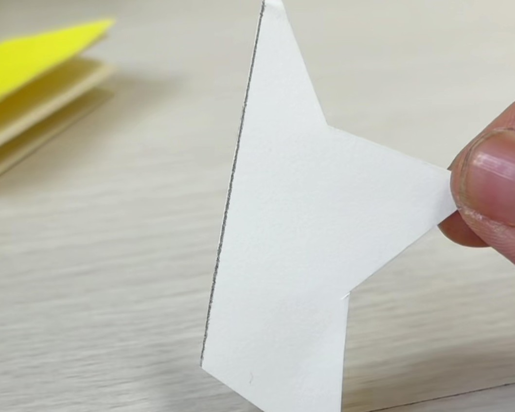 星型の型紙を半分に切った様子